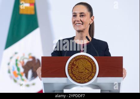 Mexiko-Stadt, Mexiko. November 2024. Die mexikanische Präsidentin Claudia Sheinbaum hört eine Frage während der täglichen Pressekonferenz im Nationalpalast am 29. November 2024 in Mexiko-Stadt. Quelle: Presidencia de la Republica Mexicana/Büro der mexikanischen Präsidenten/Alamy Live News Stockfoto