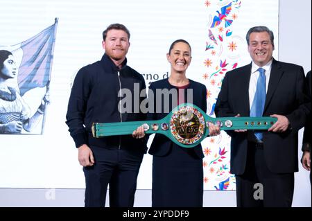 Mexiko-Stadt, Mexiko. November 2024. Die mexikanische Präsidentin Claudia Sheinbaum, Mitte, posiert mit dem Weltboxmeister Canelo Alvarez, links, und dem WBC-Präsidenten Mauricio Sulaiman, rechts, während der täglichen Pressekonferenz im Nationalpalast am 29. November 2024 in Mexiko-Stadt. Alvarez ist der unangefochtene Champion im Supermittelgewicht. Quelle: Presidencia de la Republica Mexicana/Büro der mexikanischen Präsidenten/Alamy Live News Stockfoto