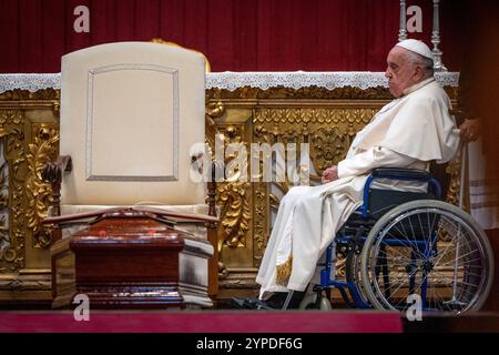 Vatikan, Vatikan. November 2024. Papst Franziskus verlässt den Petersdom während der Beerdigung des verstorbenen Kardinals Miguel Ángel Ayuso Guixot. (Foto: Stefano Costantino/SOPA Images/SIPA USA) Credit: SIPA USA/Alamy Live News Stockfoto