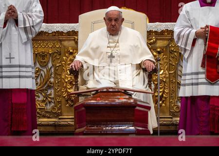 Vatikan, Vatikan. November 2024. Papst Franziskus betet vor dem Sarg des verstorbenen Kardinals Miguel Ã ngel Ayuso Guixot im Petersdom in der Vatikanstadt. (Credit Image: © Stefano Costantino/SOPA Images via ZUMA Press Wire) NUR REDAKTIONELLE VERWENDUNG! Nicht für kommerzielle ZWECKE! Stockfoto