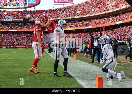 Kansas City, MO, USA. November 2024. Kansas City Chiefs Tight End Travis Kelce (87), links, und Kansas City Chiefs Wide Receiver Justin Watson (84), rechts, feiern den Touchdown von Watson in der ersten Halbzeit, als der Linebacker Robert Spillane (41) von den Las Vegas Raiders weggeht und Jack Jones (18) auf dem GEHA Field im Arrowhead Stadium in Kansas City, MO, blickt. David Smith/CSM/Alamy Live News Stockfoto