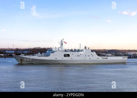 Chinesische Volksbefreiungsarmee Navy (PLAN) amphibisches Transportschiff 989 Changbai Shan (NATO-Name: Yuzhao) verlässt den Hafen von Rotterdam. Der Nether Stockfoto