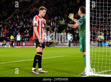 Harry Souttar von Sheffield United steht Sunderland Torhüter Anthony Patterson während des Sky Bet Championship Matches in der Bramall Lane in Sheffield im Weg. Bilddatum: Freitag, 29. November 2024. Stockfoto