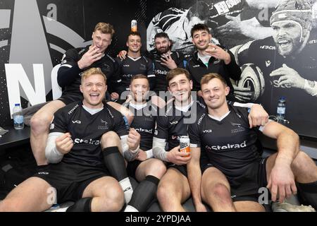 Newcastle, Gbr. November 2024. Falcons Backs feiern in der Umkleidekabine nach dem Gallagher Premiership-Spiel zwischen Newcastle Falcons und Saracens am Freitag, den 29. November 2024, im Kingston Park, Newcastle. (Foto: Chris Lishman | MI News) Credit: MI News & Sport /Alamy Live News Stockfoto