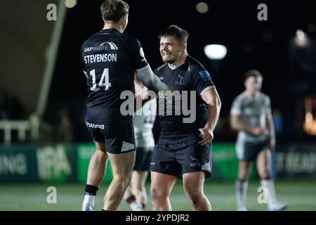 Newcastle, Gbr. November 2024. Jamie Blamire von Newcastle Falcons (rechts) und Ben Stevenson von Newcastle Falcons feiern nach dem Gallagher Premiership-Spiel zwischen Newcastle Falcons und Saracens am Freitag, den 29. November 2024 im Kingston Park, Newcastle. (Foto: Chris Lishman | MI News) Credit: MI News & Sport /Alamy Live News Stockfoto