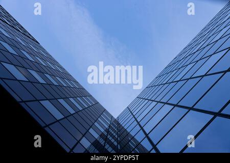 Die majestätischen modernen Wolkenkratzer stehen hoch unter dem riesigen klaren blauen Himmel über ihnen Stockfoto