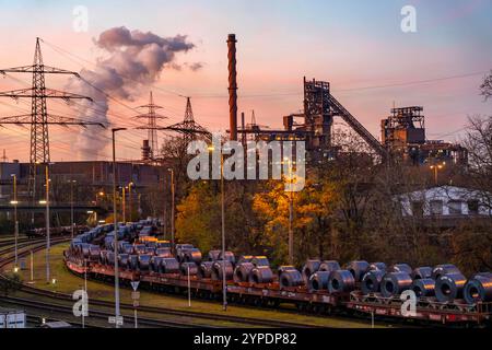 Hochofen Schwelgern 1 und 2, Bandstahl Rollen, Coils, auf Güterwagons, im ThyssenKrupp Steel Werk Schwelgern in Duisburg-Marxloh gehört zum Stahlwerk Bruckhausen, im Hintergrund der Kühlturm des STEAG Kohlekraftwerk Walsum, NRW, Deutschland ThyssenKrupp Steel *** Hochofen Schwelgern 1 und 2, Bandstahlspulen, auf Güterwagen, im Hintergrund Stockfoto