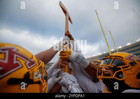 Madison, WI, USA. November 2024. Die Minnesota Golden Gophers feiern mit dem Paul Bunyan Axt, nachdem sie das Rivalitätsspiel zwischen den Minnesota Golden Gophers und den Wisconsin Badgers im Camp Randall Stadium in Madison, WI gewonnen haben. Darren Lee/CSM/Alamy Live News Stockfoto