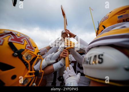 Madison, WI, USA. November 2024. Die Minnesota Golden Gophers feiern mit dem Paul Bunyan Axt, nachdem sie das Rivalitätsspiel zwischen den Minnesota Golden Gophers und den Wisconsin Badgers im Camp Randall Stadium in Madison, WI gewonnen haben. Darren Lee/CSM/Alamy Live News Stockfoto