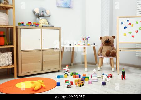 Innenraum des Kinderzimmers mit vielen verschiedenen Spielzeugen Stockfoto