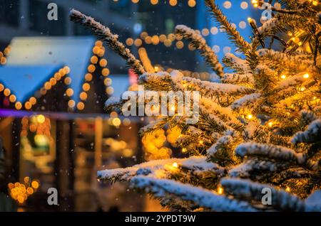 Eine magische Szene auf dem Zürcher Weihnachtsmarkt in der Schweiz, mit funkelnden Lichtern und Schneefall, die ein winterliches Wunderland schaffen, keine Leute Stockfoto