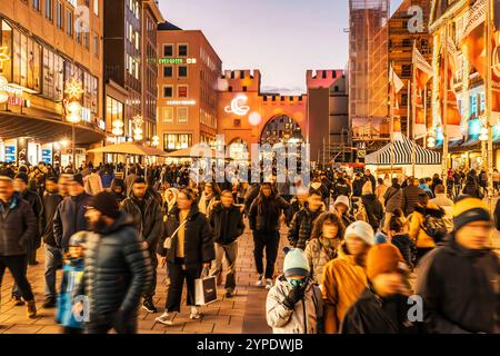 Shopping am Black Friday, Andrang in der Fußgängerzone, München, 29. November 2024 Deutschland, München, 29. November 2024, Shopping am Black Friday, am Freitagnachmittag drängen sich viele Menschen in der Fußgängerzone, Blick von der Neuhauser Straße auf das Karlstor, Black Friday ist eine Werbeaktion im Einzelhandel, Vorweihnachtszeit, Weihnachtszeit, Adventszeit, Advent, Bayern, *** Einkaufen am Schwarzen Freitag, Menschenmassen in der Fußgängerzone, München, 29. November 2024 Deutschland, München, 29. November 2024, Einkaufen am Schwarzen Freitag, am Freitagnachmittag drängen sich viele Menschen in die Fußgängerzone, VI Stockfoto