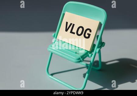 Word Writing Text Business Vlog. Geschäftskonzept für Einen Videoinhalt über Themen im Zusammenhang mit dem Unternehmen farbige Wäscheklammern Papiere leer remi Stockfoto