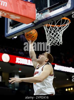 Charlottesville, VA, USA. November 2024. Elijah Saunders, Stürmer der Virginia Cavaliers, geht während eines NCAA Männer Basketballspiels zwischen den Holy Cross Crusaders und den University of Virginia Cavaliers in der John Paul Jones Arena in Charlottesville, VA, zum Basketball. Justin Cooper/CSM/Alamy Live News Stockfoto