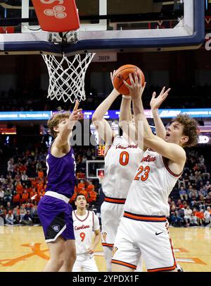 Charlottesville, VA, USA. November 2024. Virginia Cavaliers Forward #23 TJ Power kommt während eines NCAA Männer Basketballspiels zwischen den Holy Cross Crusaders und den University of Virginia Cavaliers in der John Paul Jones Arena in Charlottesville, VA, mit einem Rebound. Justin Cooper/CSM/Alamy Live News Stockfoto