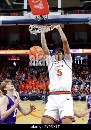 Charlottesville, VA, USA. November 2024. Jacob Cofie stürzt den Ball während eines NCAA Männer Basketballspiels zwischen den Holy Cross Crusaders und den University of Virginia Cavaliers in der John Paul Jones Arena in Charlottesville, VA. Justin Cooper/CSM/Alamy Live News Stockfoto