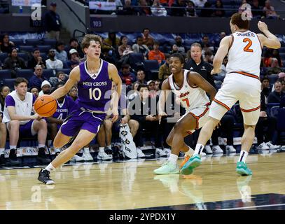 Charlottesville, VA, USA. November 2024. Holy Cross Crusaders Guard (10) Max Green sucht einen Pass während eines NCAA Männer Basketballspiels zwischen den Holy Cross Crusaders und den University of Virginia Cavaliers in der John Paul Jones Arena in Charlottesville, VA. Justin Cooper/CSM/Alamy Live News Stockfoto
