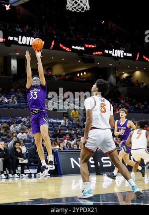 Charlottesville, VA, USA. November 2024. Holy Cross Crusaders Forward (33) Caleb Kenney schießt während eines NCAA Männer Basketballspiels zwischen den Holy Cross Crusaders und den University of Virginia Cavaliers in der John Paul Jones Arena in Charlottesville, VA. Justin Cooper/CSM/Alamy Live News Stockfoto
