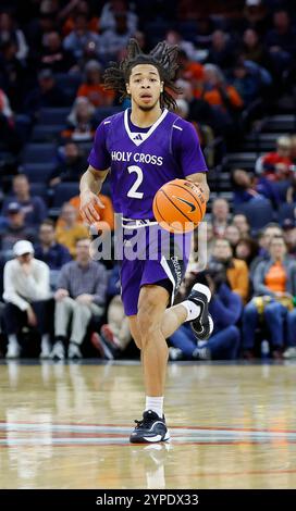 Charlottesville, VA, USA. November 2024. DeAndre Williams dribbelt den Ball während eines NCAA Männer Basketballspiels zwischen den Holy Cross Crusaders und den University of Virginia Cavaliers in der John Paul Jones Arena in Charlottesville, VA. Justin Cooper/CSM/Alamy Live News Stockfoto