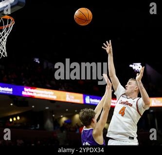Charlottesville, VA, USA. November 2024. Andrew Rohde, die Virginia Cavaliers Guard #4, geht während eines NCAA Männer Basketballspiels zwischen den Holy Cross Crusaders und den University of Virginia Cavaliers in der John Paul Jones Arena in Charlottesville, VA, zum Basketball. Justin Cooper/CSM/Alamy Live News Stockfoto