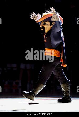 Charlottesville, VA, USA. November 2024. Das UVA Cavalier Maskottchen tritt vor einem NCAA Men's Basketball Spiel zwischen den Holy Cross Crusaders und den University of Virginia Cavaliers in der John Paul Jones Arena in Charlottesville, VA, auf. Justin Cooper/CSM/Alamy Live News Stockfoto