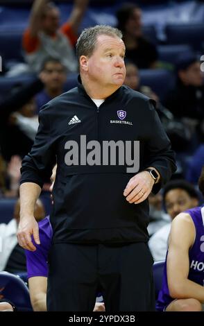 Charlottesville, VA, USA. November 2024. Dave Paulsen, Head Coach der Holy Cross Crusaders, während eines NCAA Männer Basketballspiels zwischen den Holy Cross Crusaders und den Cavaliers der University of Virginia in der John Paul Jones Arena in Charlottesville, VA. Justin Cooper/CSM/Alamy Live News Stockfoto