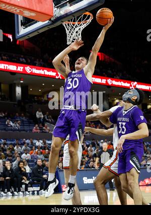 Charlottesville, VA, USA. November 2024. Holy Cross Crusaders Guard/Forward (30) Joe Nugent geht während eines NCAA Männer Basketballspiels zwischen den Holy Cross Crusaders und den University of Virginia Cavaliers in der John Paul Jones Arena in Charlottesville, VA, zum Basketball. Justin Cooper/CSM/Alamy Live News Stockfoto