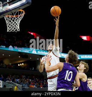Charlottesville, VA, USA. November 2024. Jacob Cofie geht während eines NCAA Männer Basketballspiels zwischen den Holy Cross Crusaders und den University of Virginia Cavaliers in der John Paul Jones Arena in Charlottesville, VA, zum Basketball. Justin Cooper/CSM/Alamy Live News Stockfoto
