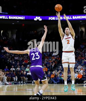 Charlottesville, VA, USA. November 2024. Elijah Saunders, der 2. Stürmer der Virginia Cavaliers, hat während eines NCAA Männer Basketballspiels zwischen den Holy Cross Crusaders und den University of Virginia Cavaliers in der John Paul Jones Arena in Charlottesville, VA, einen Schuss geworfen. Justin Cooper/CSM/Alamy Live News Stockfoto