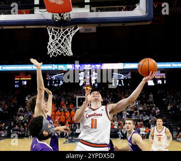 Charlottesville, VA, USA. November 2024. Der Virginia Cavaliers Guard #11 Isaac McKneely wirft den Ball während eines NCAA Männer Basketballspiels zwischen den Holy Cross Crusaders und den University of Virginia Cavaliers in der John Paul Jones Arena in Charlottesville, VA. Justin Cooper/CSM/Alamy Live News Stockfoto