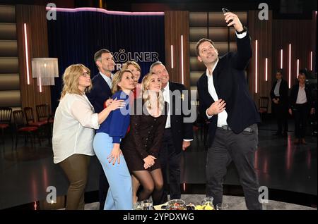 Moderatorin Micky Beisenherz, Sänger Roland Kaiser, Moderatorin Susan Link, Richterin Elke Büdenbender, Roland Kaisers Tochter Annalena Keiler, Politiker Lars Klingbeil, Sängerin Maite Kelly machen ein Selfie zu Gast in der WDR Talkshow Kölner Treff *** Moderatorin Micky Beisenherz, Sänger Roland Kaiser, Moderatorin Susan Link, Richterin Elke Büdenbender, Roland Kaisers Tochter Stockfoto