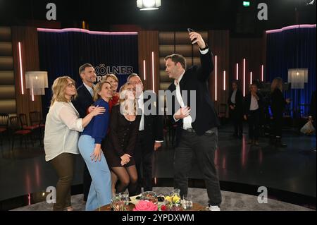 Moderatorin Micky Beisenherz, Sänger Roland Kaiser, Moderatorin Susan Link, Richterin Elke Büdenbender, Roland Kaisers Tochter Annalena Keiler, Politiker Lars Klingbeil, Sängerin Maite Kelly machen ein Selfie zu Gast in der WDR Talkshow Kölner Treff *** Moderatorin Micky Beisenherz, Sänger Roland Kaiser, Moderatorin Susan Link, Richterin Elke Büdenbender, Roland Kaisers Tochter Stockfoto