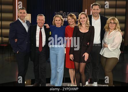 Moderator Micky Beisenherz, l-r, Sänger Roland Kaiser, Moderatorin Susan Link, Richterin Elke Büdenbender, Roland Kaisers Tochter Annalena Keiler, Politiker Lars Klingbeil, Sängerin Maite Kelly zu Gast in der WDR Talkshow Kölner Treff *** Moderatorin Micky Beisenherz, l r, Sänger Roland Kaiser, Moderatorin Susan Link, Richterin Elke Büdenbender, Roland Kaisers Tochter Annalena Keiler, Politikerin Lars Klingbeil, Sängerin Maite Kelly als Gäste in der WDR Talkshow Kölner Treff Stockfoto