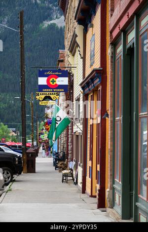 Silverton, CO, USA - 13. Juni 2024; Storefront Gehweg in Colorado Bergstadt Silverton mit Geschäftsschildern Stockfoto