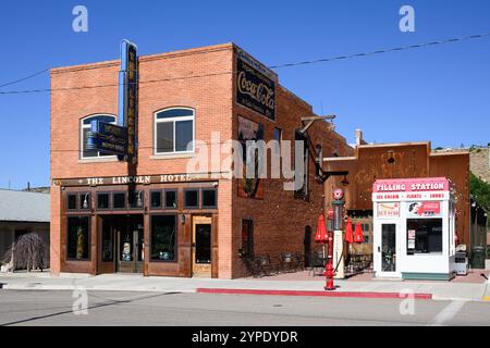 Helper, UT, USA - 11. Juni 2024; The Lincoln Hotel im Zentrum von Helper Utah mit historischer Texaco Tankstelle Stockfoto