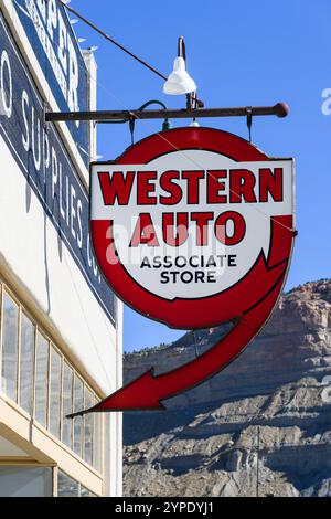 Helper, UT, USA – 11. Juni 2024; historisches Zeichen für das Geschäft mit Western Auto in Helper Utah erhalten Stockfoto