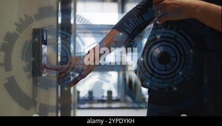 Durch Drücken der Fahrstuhltaste interagiert die Person mit dem futuristischen Bild der digitalen Schnittstelle Stockfoto