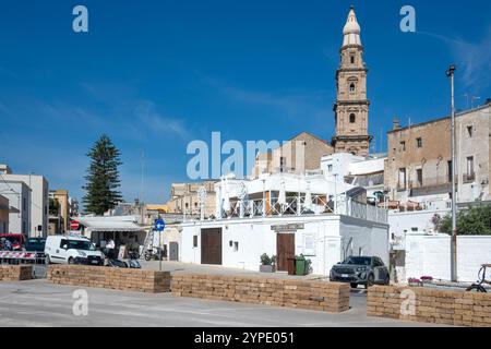 MONOPOLI, ITALIEN - 13. MAI 2024: Panoramablick auf die Altstadt von Monopoli, Region Apulien, Italien Stockfoto