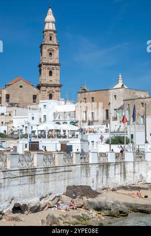 MONOPOLI, ITALIEN - 13. MAI 2024: Panoramablick auf die Altstadt von Monopoli, Region Apulien, Italien Stockfoto