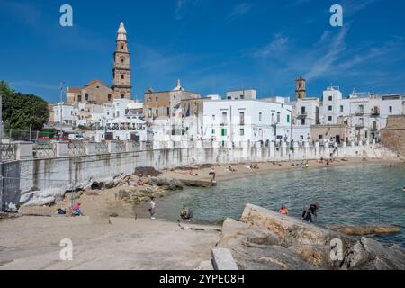 MONOPOLI, ITALIEN - 13. MAI 2024: Panoramablick auf die Altstadt von Monopoli, Region Apulien, Italien Stockfoto