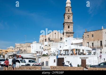 MONOPOLI, ITALIEN - 13. MAI 2024: Panoramablick auf die Altstadt von Monopoli, Region Apulien, Italien Stockfoto