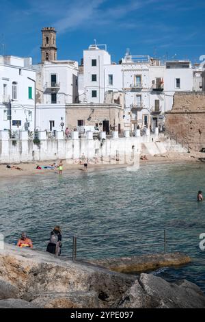 MONOPOLI, ITALIEN - 13. MAI 2024: Panoramablick auf die Altstadt von Monopoli, Region Apulien, Italien Stockfoto