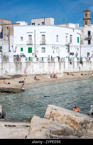 MONOPOLI, ITALIEN - 13. MAI 2024: Panoramablick auf die Altstadt von Monopoli, Region Apulien, Italien Stockfoto