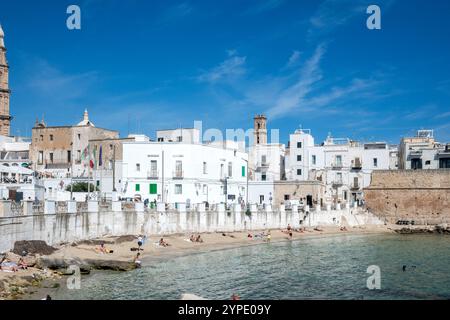 MONOPOLI, ITALIEN - 13. MAI 2024: Panoramablick auf die Altstadt von Monopoli, Region Apulien, Italien Stockfoto