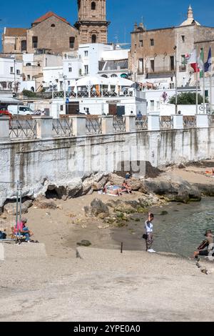 MONOPOLI, ITALIEN - 13. MAI 2024: Panoramablick auf die Altstadt von Monopoli, Region Apulien, Italien Stockfoto