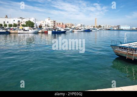 MONOPOLI, ITALIEN - 13. MAI 2024: Panoramablick auf die Altstadt von Monopoli, Region Apulien, Italien Stockfoto