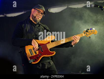 US-Bassist Mike Meade trat 2023 mit der Hamilton Loomis Band beim Upton-upon-Severn Blues Festival in England auf Stockfoto