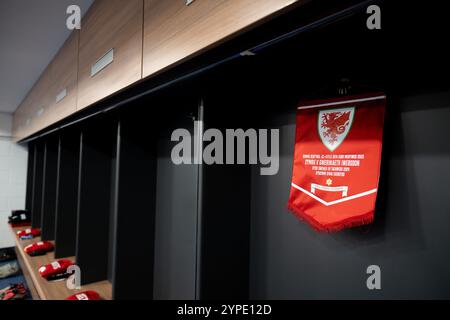 CARDIFF, GROSSBRITANNIEN. November 2024. Walisischer Wimpel während des Spiels der Frauen-Europameisterschaft 2025 - WEQ Play-offs Runde 2 im Cardiff City Stadium am 29. November 2024. (Bild von Ashley Crowden/FAW) Credit: Football Association of Wales/Alamy Live News Stockfoto