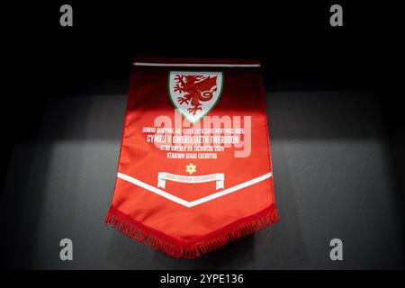 CARDIFF, GROSSBRITANNIEN. November 2024. Walisischer Wimpel während des Spiels der Frauen-Europameisterschaft 2025 - WEQ Play-offs Runde 2 im Cardiff City Stadium am 29. November 2024. (Bild von Ashley Crowden/FAW) Credit: Football Association of Wales/Alamy Live News Stockfoto