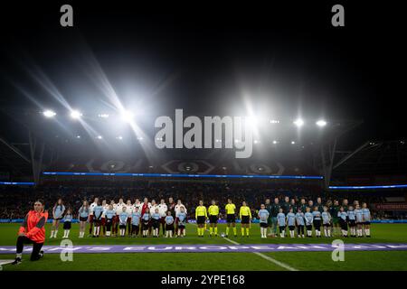 CARDIFF, GROSSBRITANNIEN. November 2024. Wales und die Republik Irland singen die Hymnen während des Spiels der Frauen-Europameisterschaft 2025 - WEQ Play-offs Runde 2 im Cardiff City Stadium am 29. November 2024. (Bild von Ashley Crowden/FAW) Credit: Football Association of Wales/Alamy Live News Stockfoto